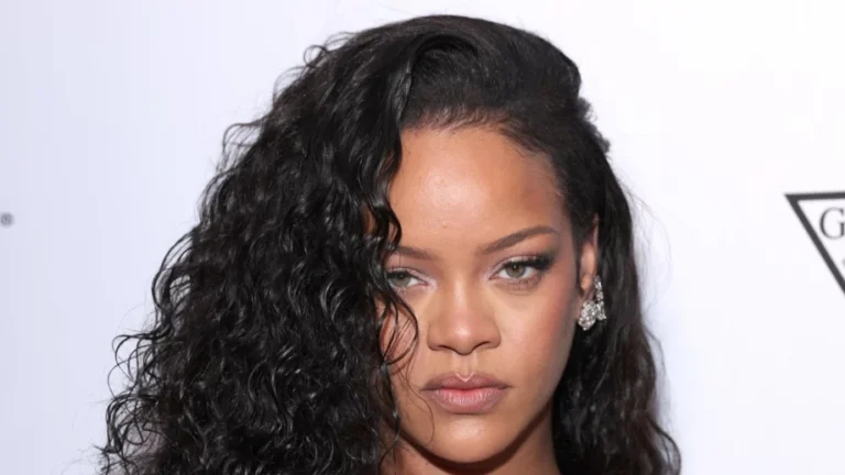 Rihanna lançou roupas íntimas de casamento sexy (vídeo)