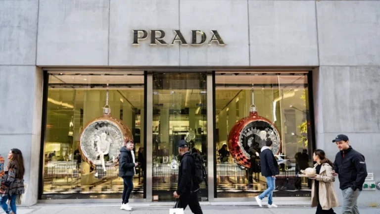 Dois grandes nomes da moda são unidos: Prada compra oficialmente a Versace